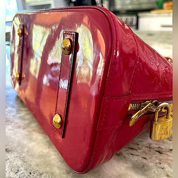 Louis Vuitton Authentic Red Monogram Vernis Leather GM Alma w/Lock Set - Picture 6 of 13